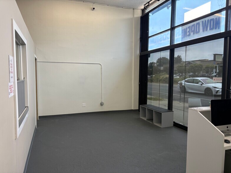 More Photos Of 19841-19845 Ventura Blvd, Woodland Hills Storefront For Lease