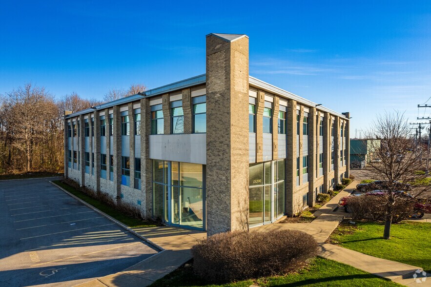 Primary Photo Of 13200 Boul Métropolitain E, Montréal Office For Sale