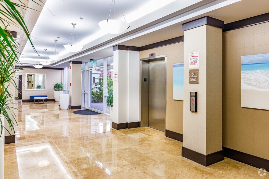 More Photos Of 2000 Glades Rd, Boca Raton Office For Sale