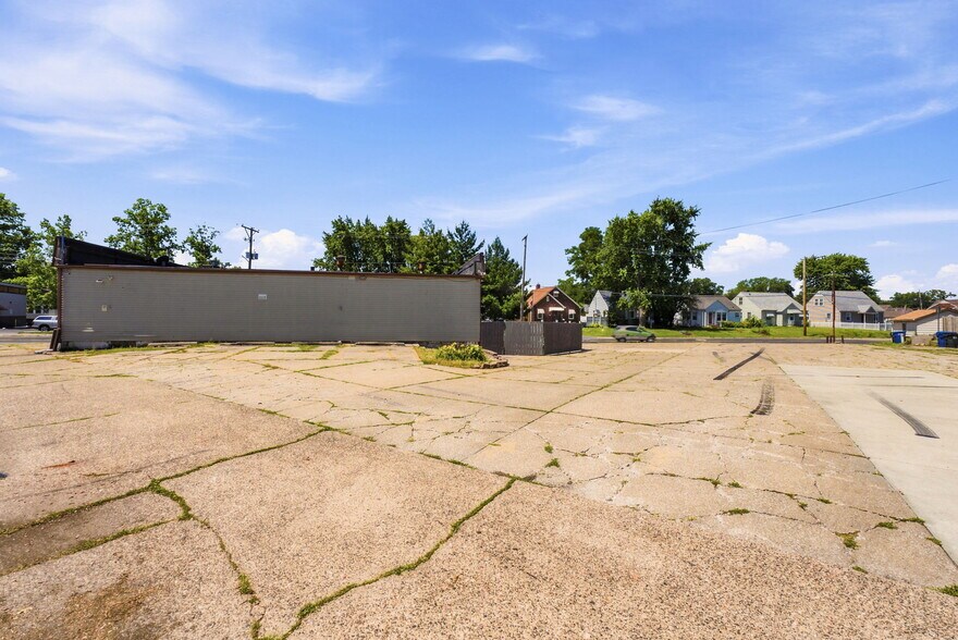 More Photos Of 2025 Hickory Grove Rd, Davenport Bar For Sale