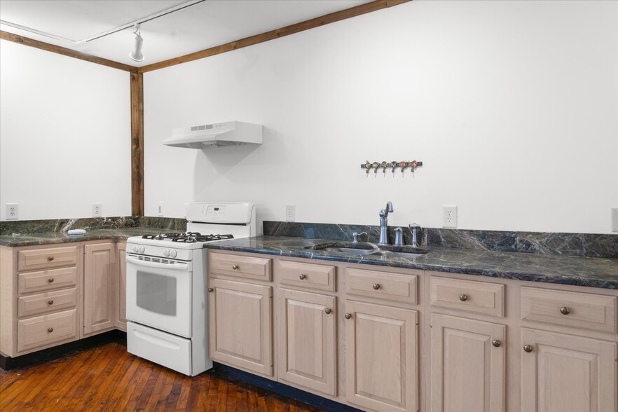 More Photos Of 102 S Richmond St, Fleetwood Warehouse For Sale