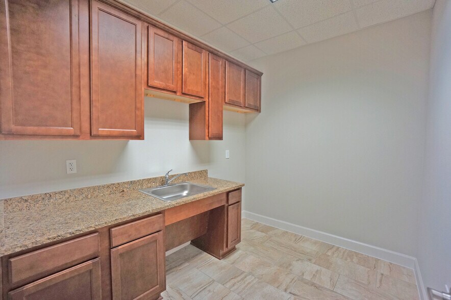 More Photos Of 633 E Fernhurst Dr, Katy Medical For Lease