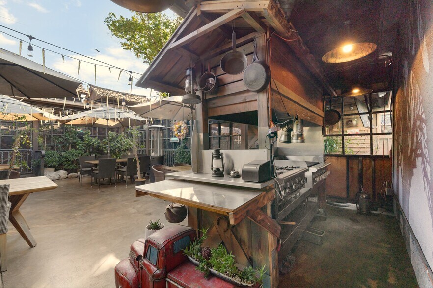 More Photos Of 228 S Oxford Ave, Los Angeles General Retail For Sale