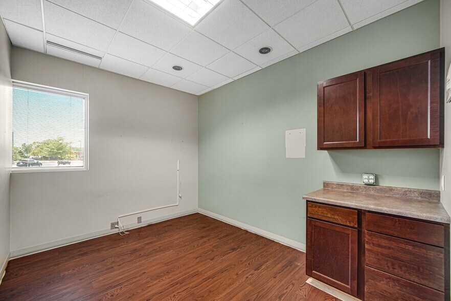 More Photos Of 9711 Valparaiso Dr, Munster Medical For Lease