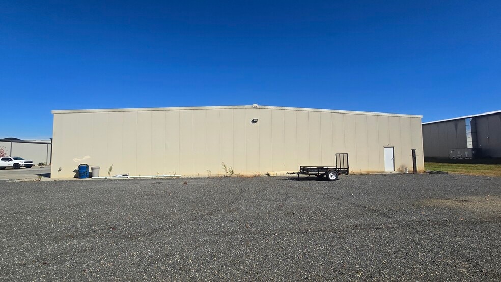 More Photos Of 197 Thunder Rd, Mooresville Light Distribution For Lease