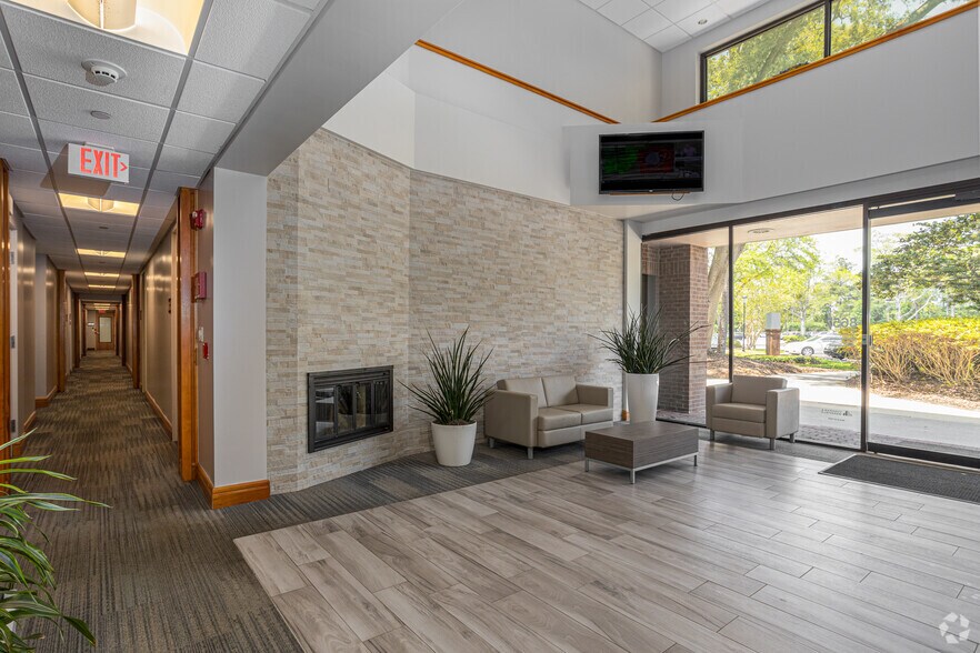 More Photos Of 8647 Baypine Rd, Jacksonville Unknown For Lease