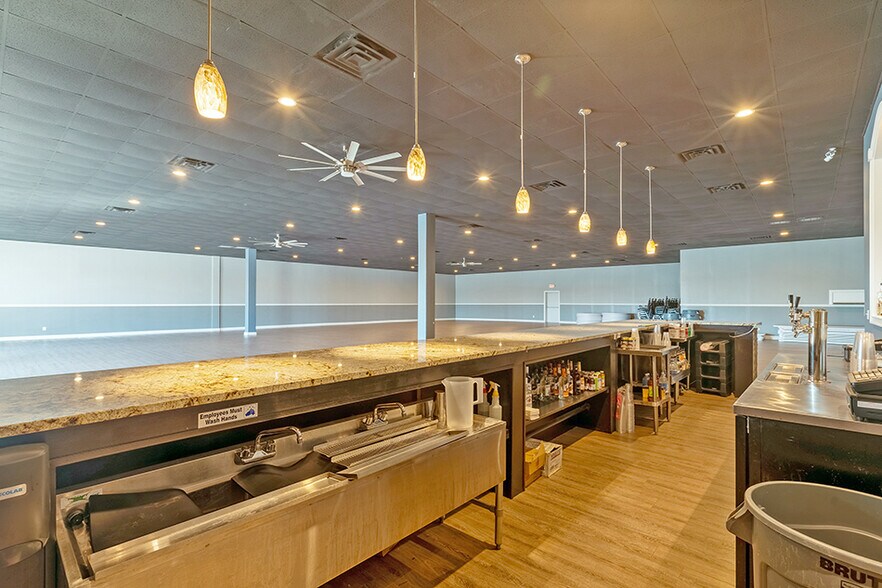 More Photos Of 18967 N US Highway 51, Elkville Mixed Retail For Sale