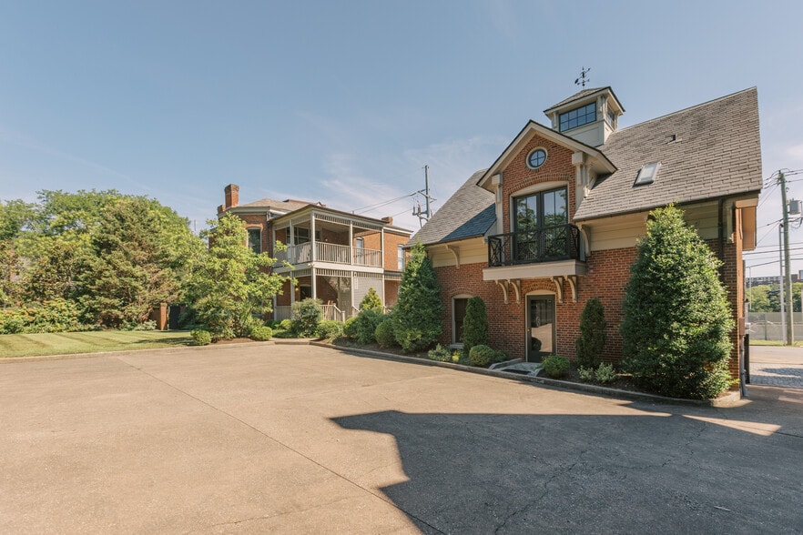 More Photos Of 300 Madison Pl, Lexington Apartments For Sale