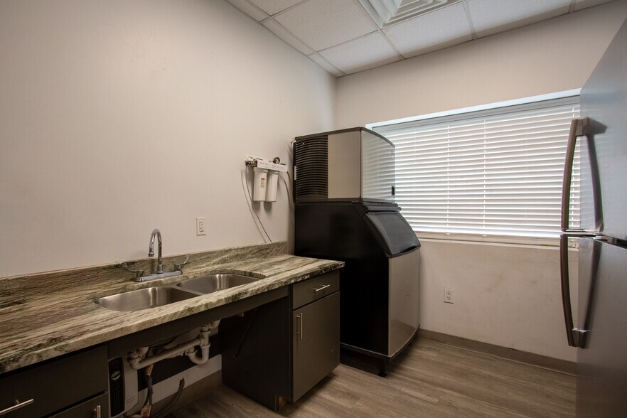 More Photos Of 9730 Windfern Rd, Houston Industrial For Sale
