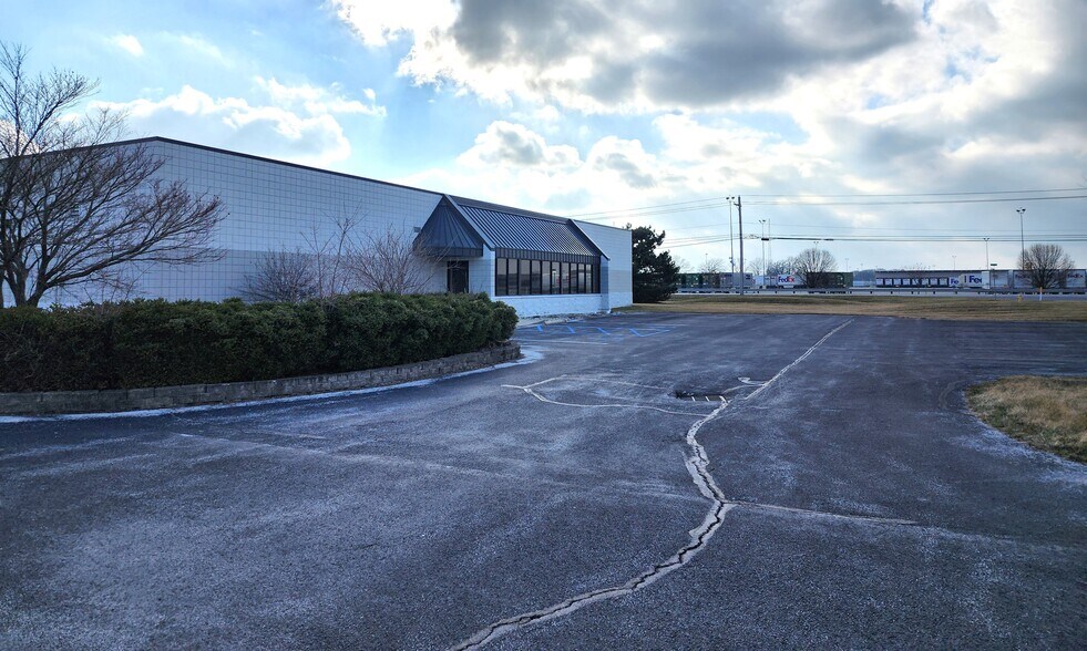 More Photos Of 2725 Tracy Rd, Northwood Light Manufacturing For Lease
