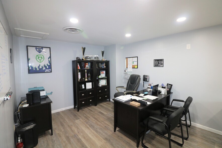 More Photos Of 1010-1090 N Market St, Troy Medical For Lease