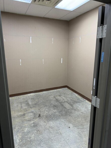 More Photos Of 1210 SE Walton Blvd, Bentonville Freestanding For Lease