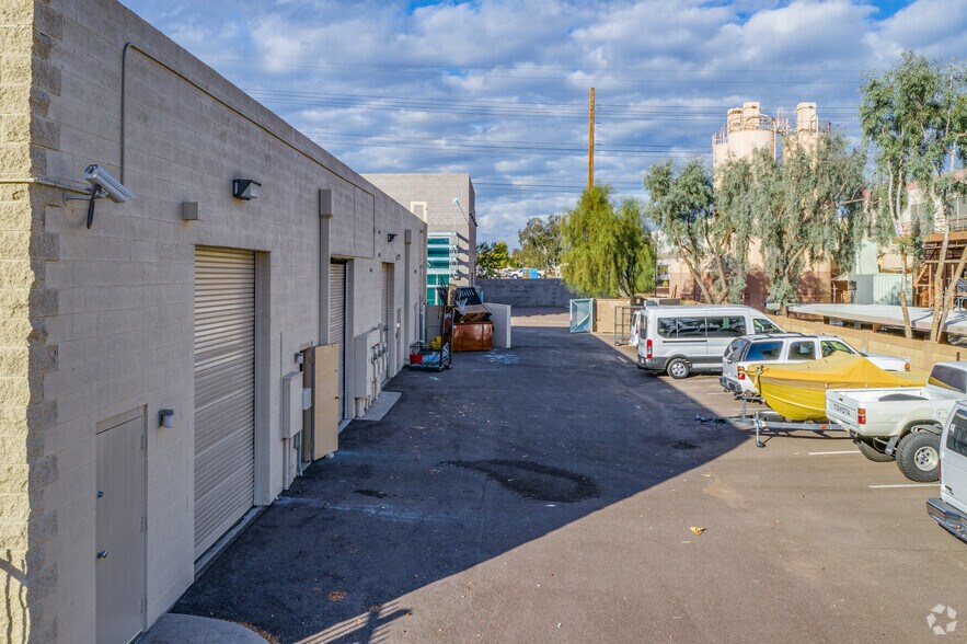 More Photos Of 206 W Julie Dr, Tempe Warehouse For Lease