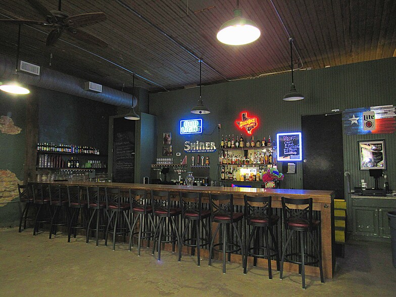 More Photos Of 514-520 N Railroad St, Burton Restaurant For Lease