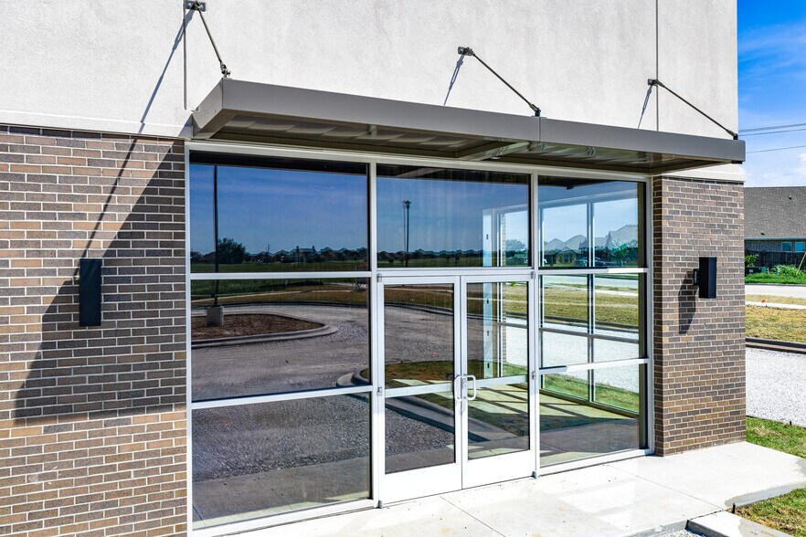 More Photos Of 10514-10524 E AR 72 Hwy, Pea Ridge Showroom For Lease