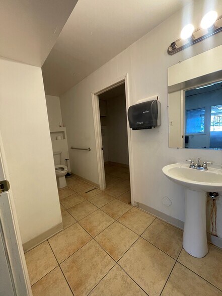 More Photos Of 1033-1043 E Avenue J, Lancaster Restaurant For Lease