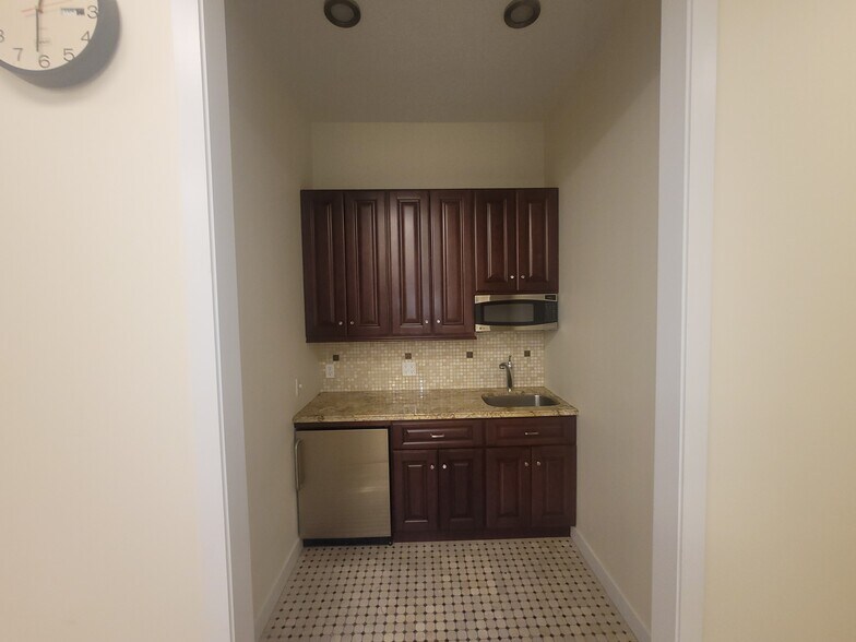 More Photos Of 3731 58th St, Woodside Warehouse For Lease