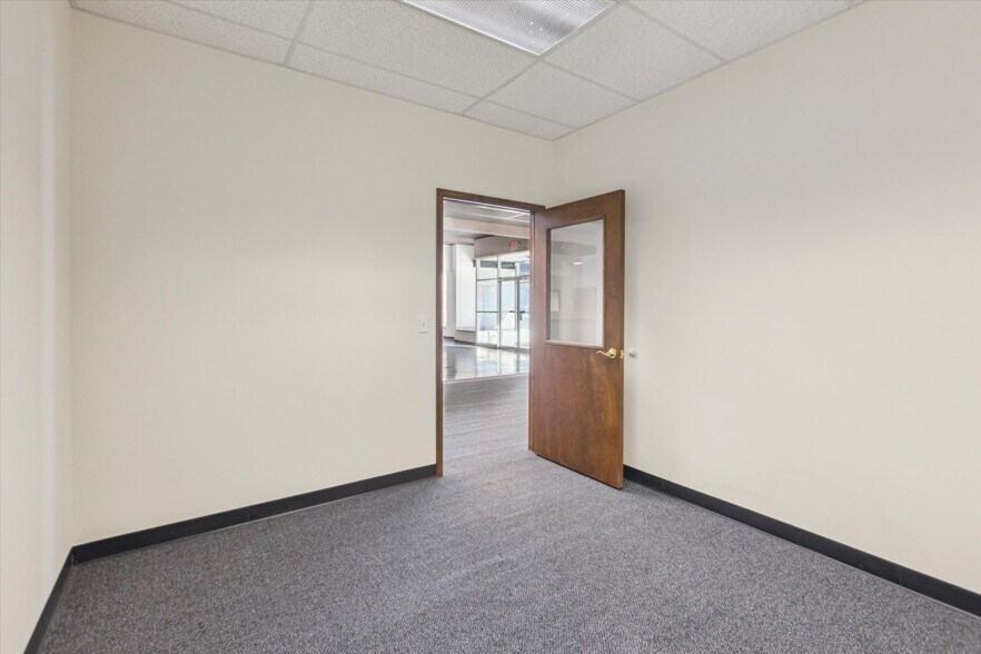 More Photos Of 711 Washington Ave, Bay City Medical For Sale