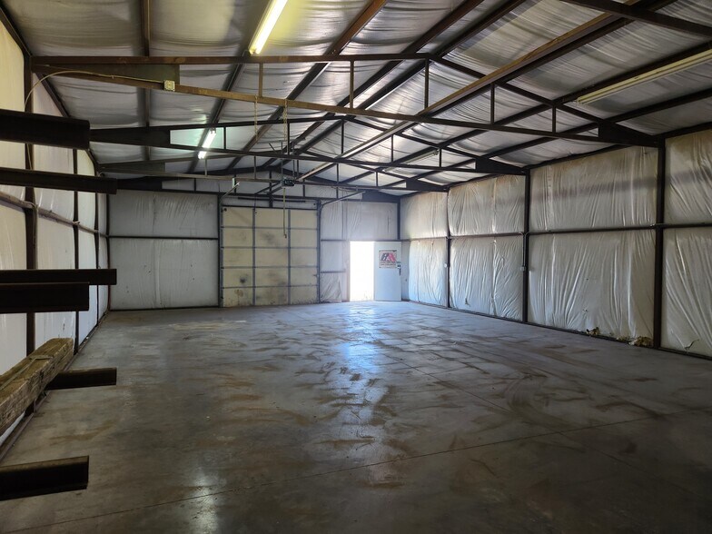 More Photos Of 3606 SW Tennessee Ave, Lawton Warehouse For Lease
