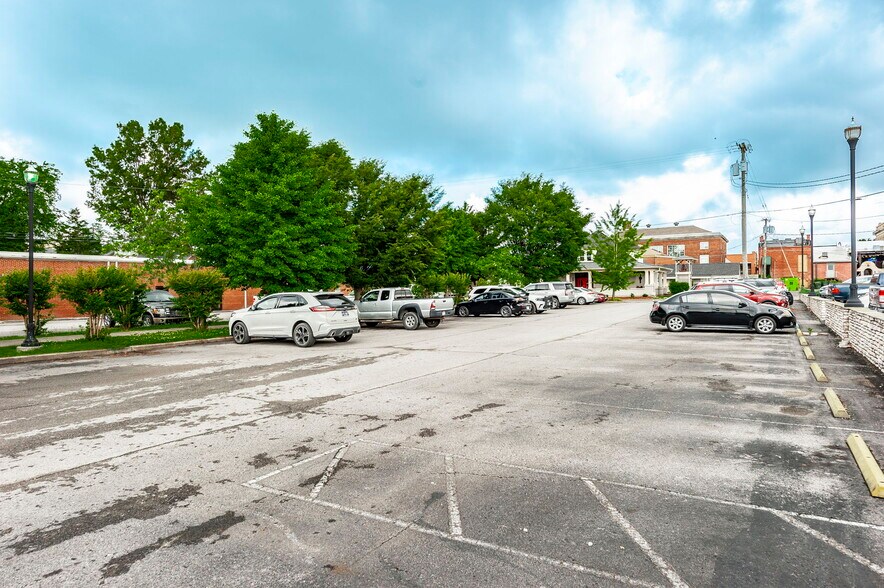 More Photos Of 717-719 S Main St, Springfield Storefront Retail Office For Lease