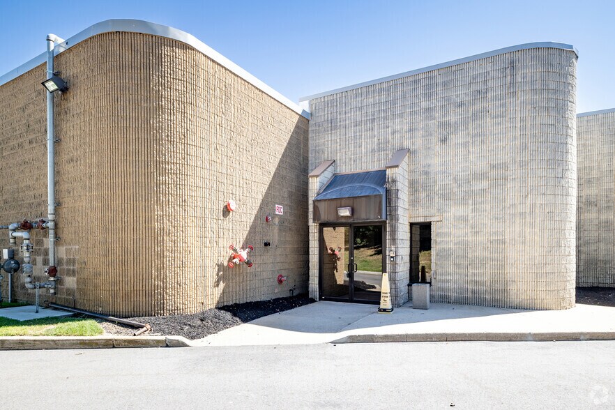 More Photos Of 90 Davids Dr, Hauppauge Warehouse For Lease