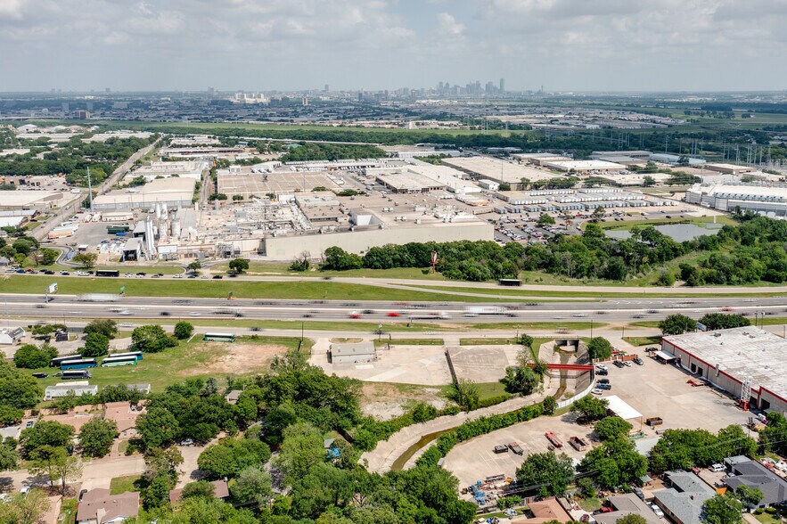 More Photos Of 801 N Walton Walker Hwy, Irving Warehouse For Lease