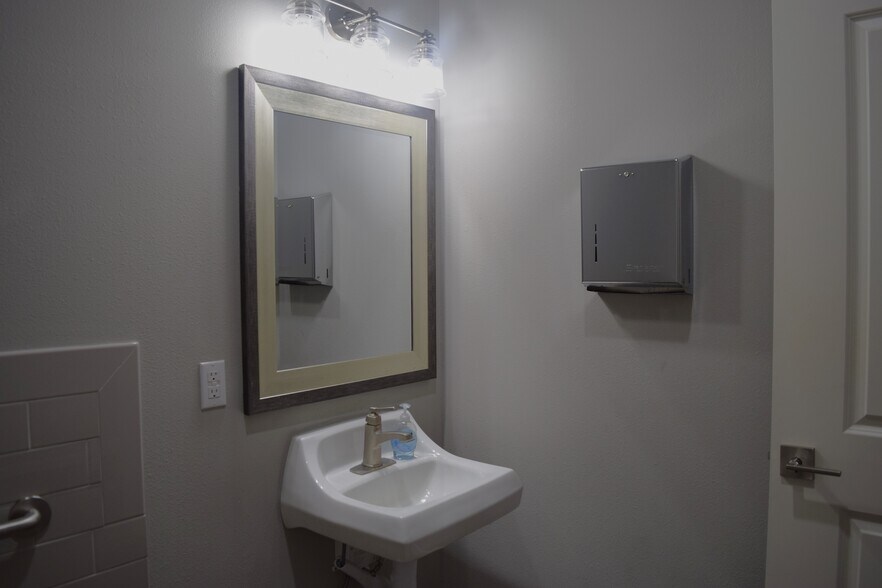 More Photos Of 1000 Broadway St, Pearland Office For Sale