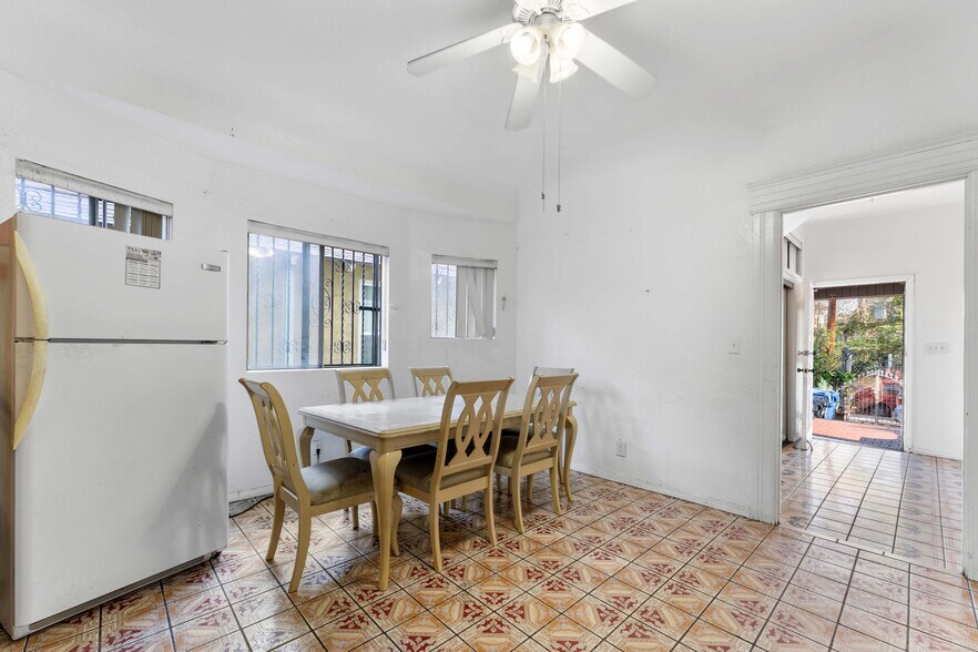 More Photos Of 2005 Magnolia Ave, Los Angeles Apartments For Sale