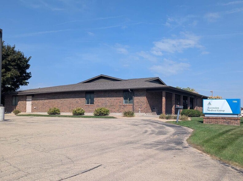 Primary Photo Of 1186 Appleton Rd, Menasha Medical For Sale