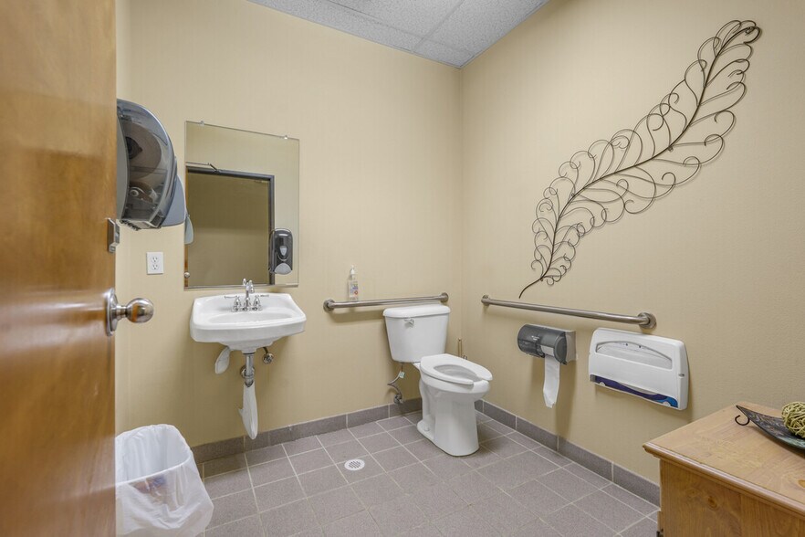 More Photos Of 9407 NE Vancouver Mall Dr, Vancouver Medical For Sale