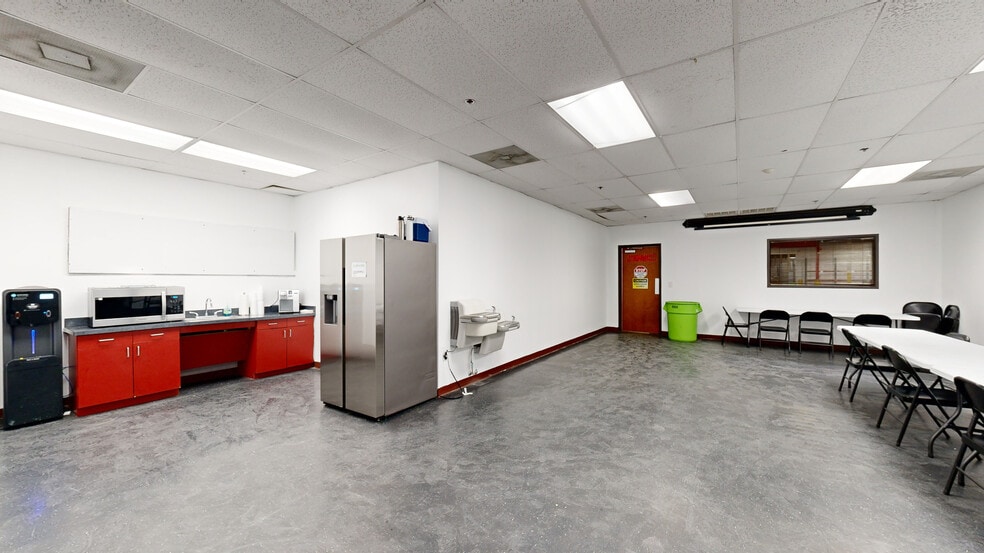 More Photos Of 910 10th St, Plano Warehouse For Lease