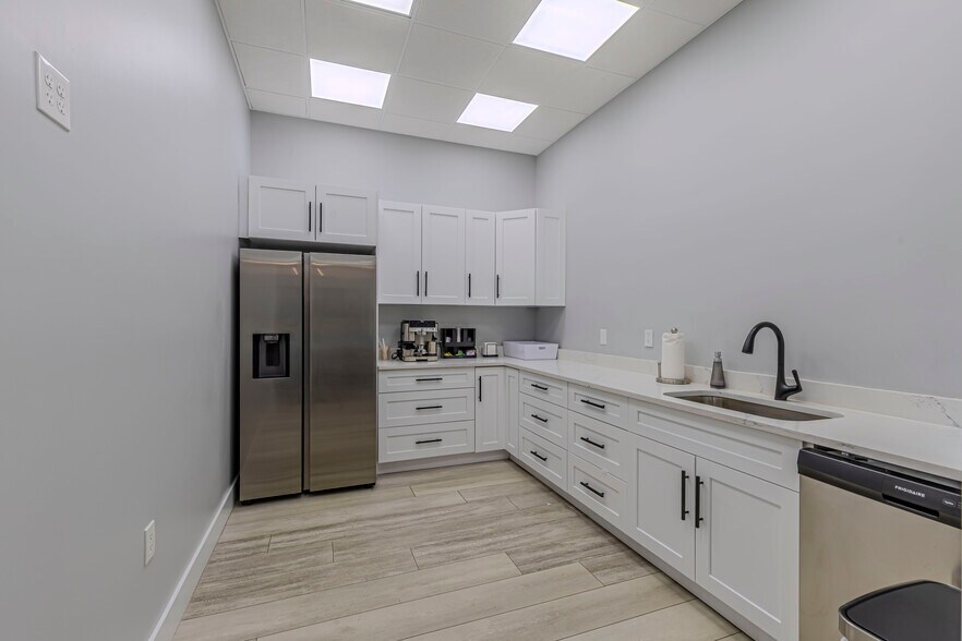 More Photos Of 3550 Westview Dr, Naples Showroom For Sale