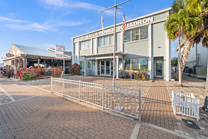 More Photos Of 917 SE 47th Ter, Cape Coral Restaurant For Sale