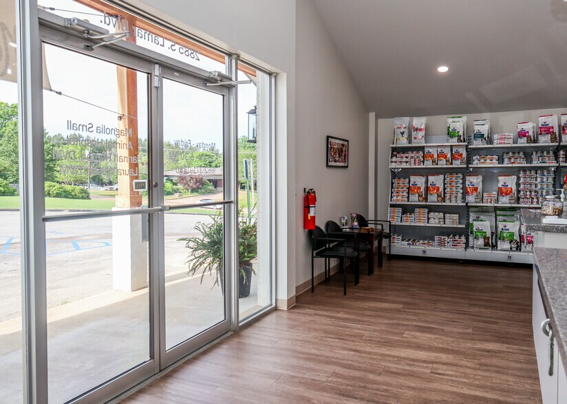 More Photos Of 2889 S Lamar Blvd, Oxford Flex For Sale