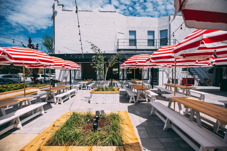 More Photos Of 5721 N Clark St, Chicago Storefront Retail Residential For Lease