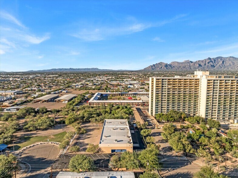 More Photos Of 1401 N Bailey Ln, Tucson Showroom For Sale