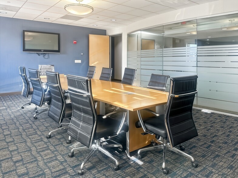 More Photos Of 3333 Warrenville Rd, Lisle Coworking Space