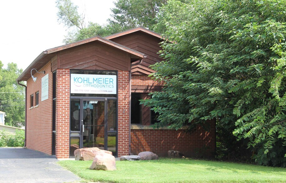 Primary Photo Of 1030 W 8th St, Junction City Office For Sale