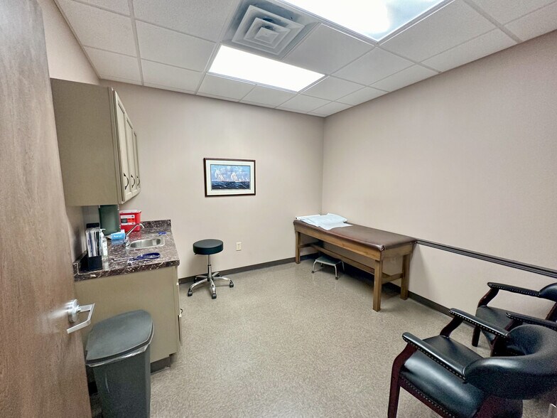 More Photos Of 142 Hampton Ct, Commerce Rehabilitation Center For Sale