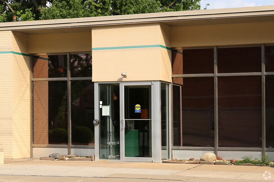 More Photos Of 4517 Vine St, Cincinnati Bank For Lease