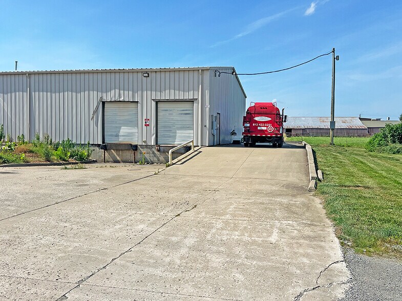 More Photos Of 2708 Merchant St, Marion Warehouse For Lease