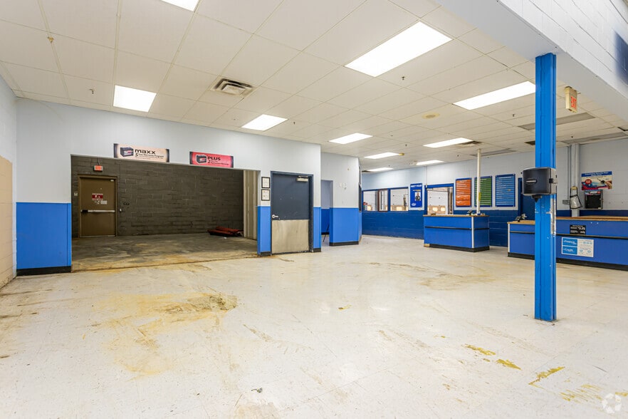 More Photos Of 1229 NW Evangeline Trwy, Lafayette Distribution For Sale