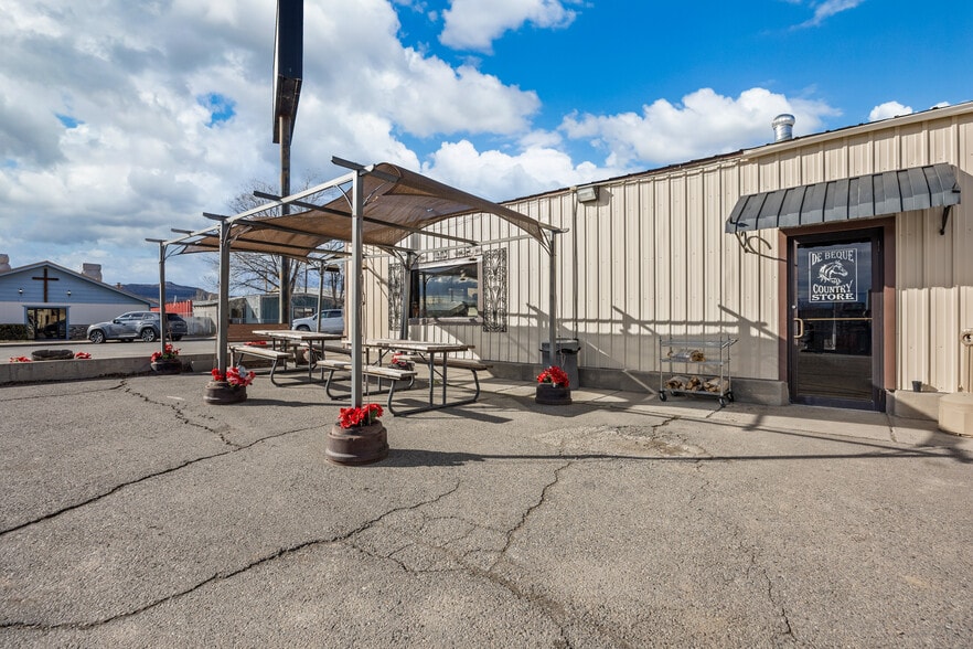 More Photos Of 320 Minter Ave, De Beque Convenience Store For Sale