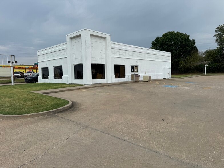 Primary Photo Of 6155 S Garnett Rd, Broken Arrow Fast Food For Sale