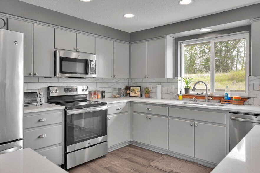 More Photos Of 406 NE 184th St, Ridgefield Office Residential For Lease