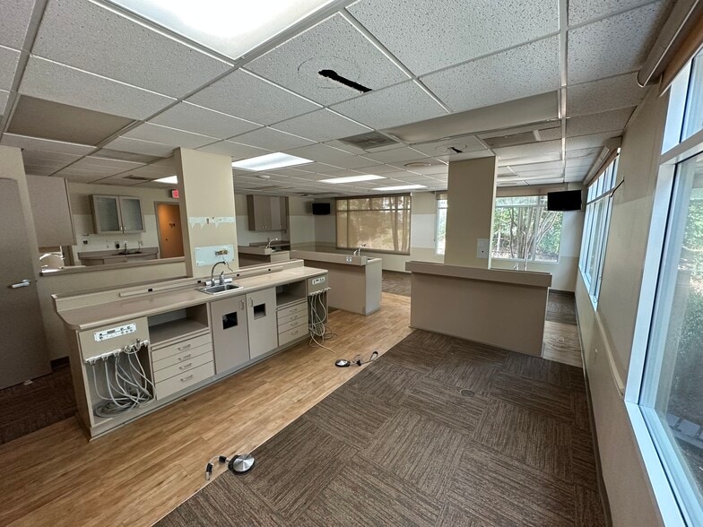 More Photos Of 810 Canton Rd, Marietta Medical For Lease