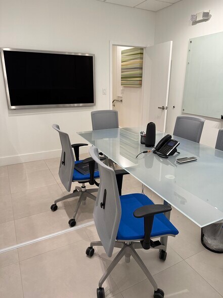 More Photos Of 335 Ne 61st St, Miami Flex For Lease