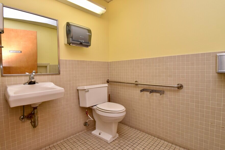More Photos Of 810 Newman Dr, Helena Office For Sale