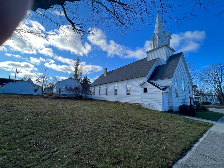 More Photos Of 321 W John St, Newberry Religious Facility For Sale