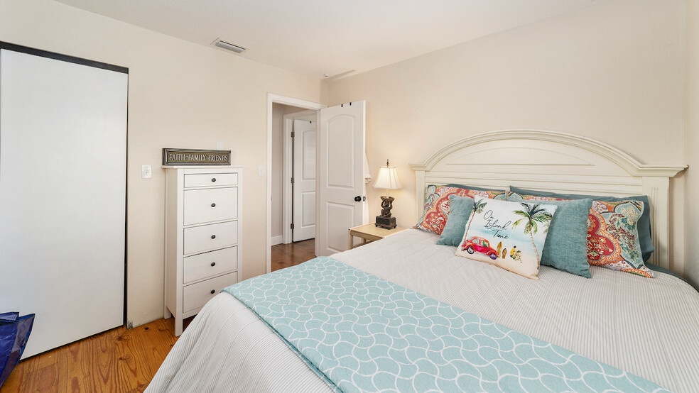 More Photos Of 6001 Bird Island Dr, Lady Lake Lodge Meeting Hall For Sale